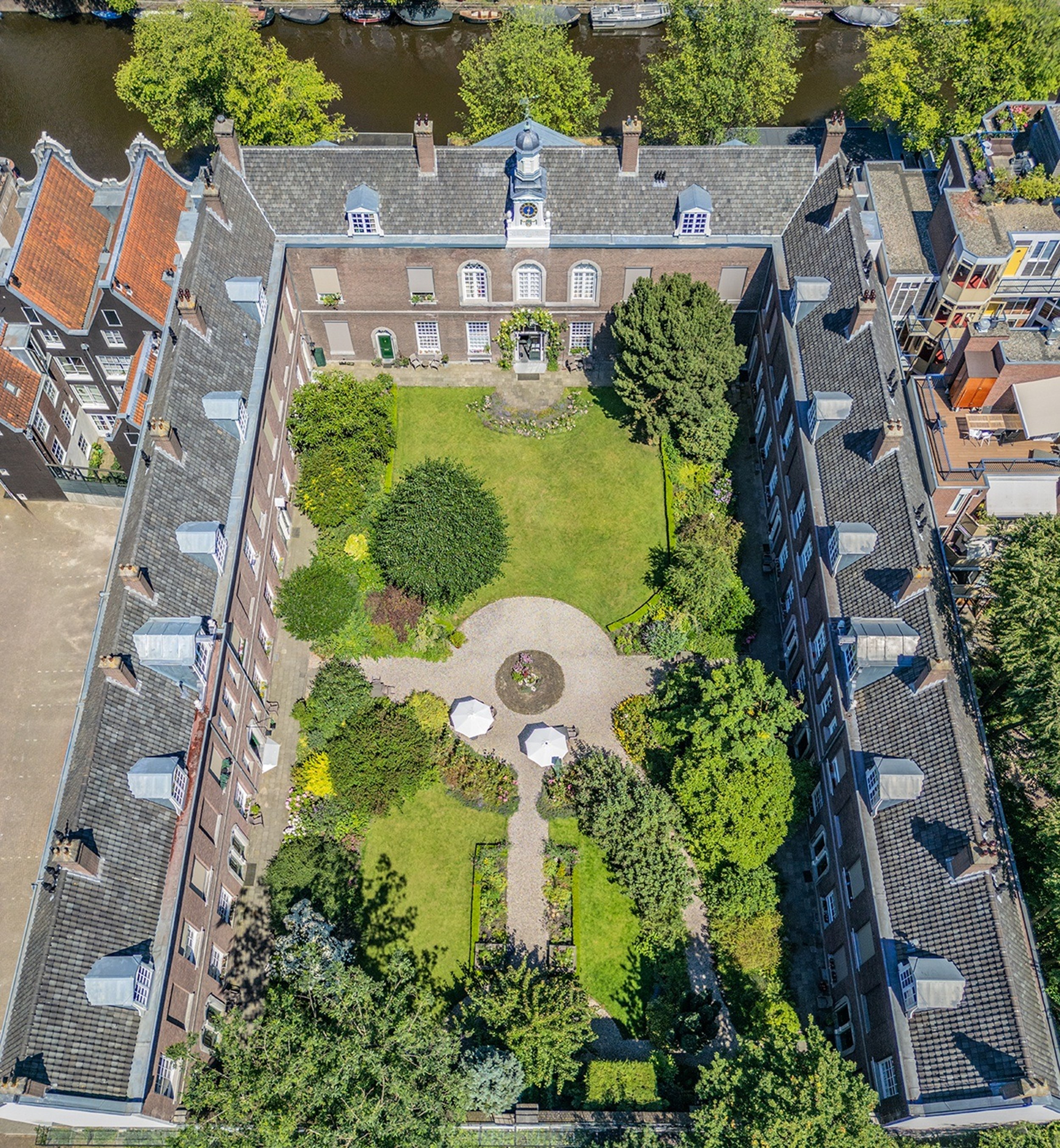 Ad fontes! Of een wereld in een hofje