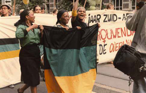 Foto van ANC-vrouwen Rose Motsepe, Shirley Mashiane en Bunie Matlanyane Sexwale tijdens een demonstratie Zuidafrikaanse Vrouwendag