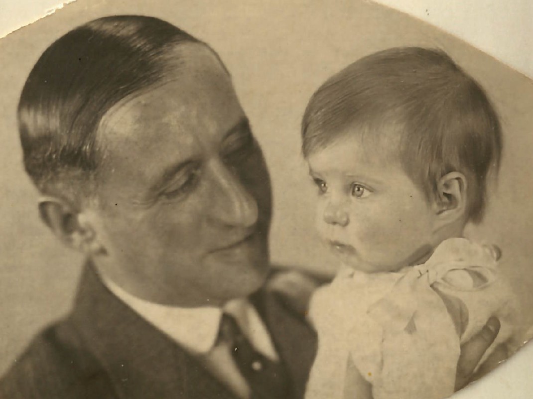 Foto van Kiki als baby, in de armen van haar vader Jules Amsberg