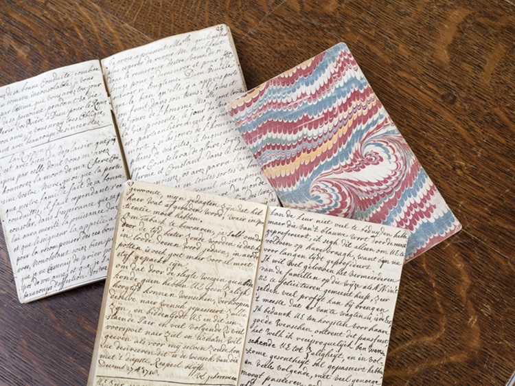 Foto van een paar schriften met beschreven bladzijden uit het persoonlijk archief van Cornelia Occo. De foto is gemaakt door Arjan Bronkhorst.